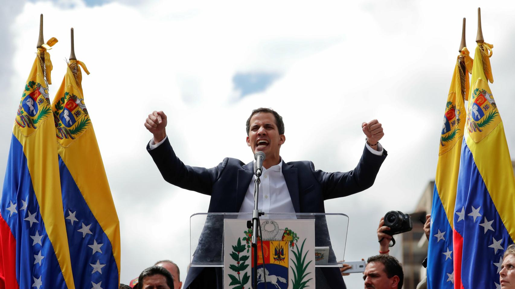 Un policía lanza proyectiles contra manifestantes en Caracas