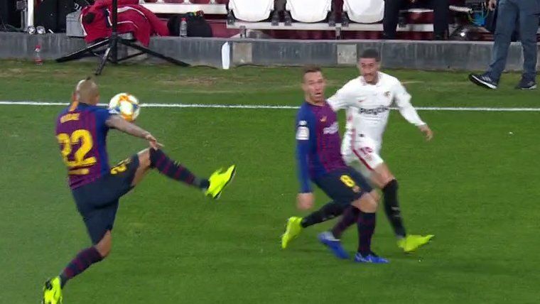 Posible mano de Arturo Vidal en el Sevilla - Barcelona. Foto: Twitter (@elchiringuitotv)