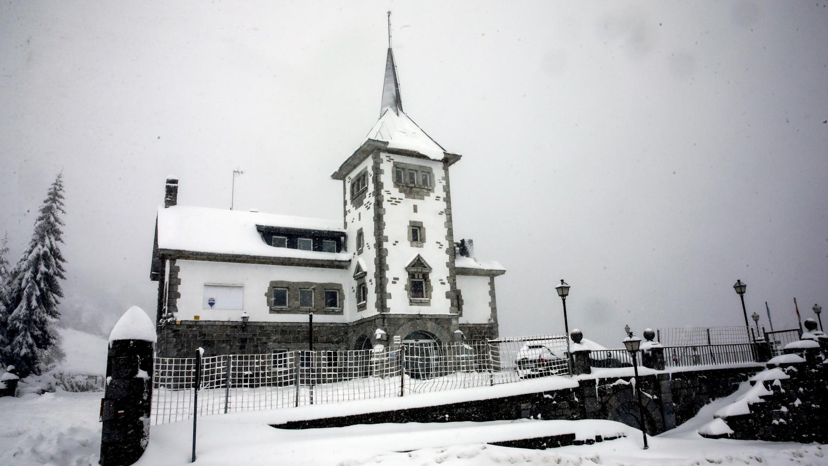 La nieve cubre la villa de Pajares, Asturias. Damián Arienza / Europa Press