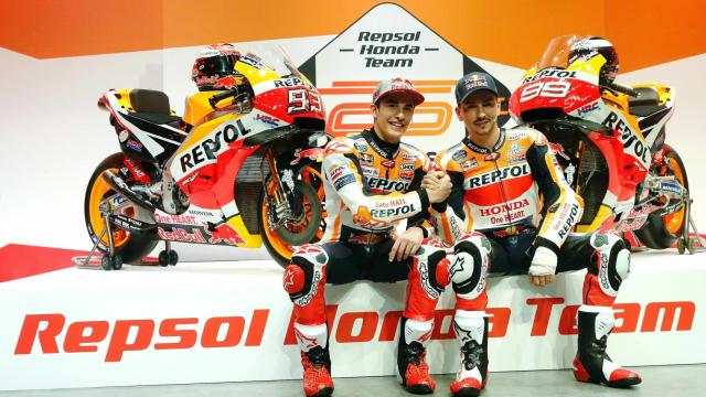Márquez y Lorenzo estrechan sus manos en la presentación del Repsol Honda Team, en Madrid.