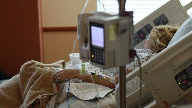 Una mujer hospitalizada en un imagen de archivo