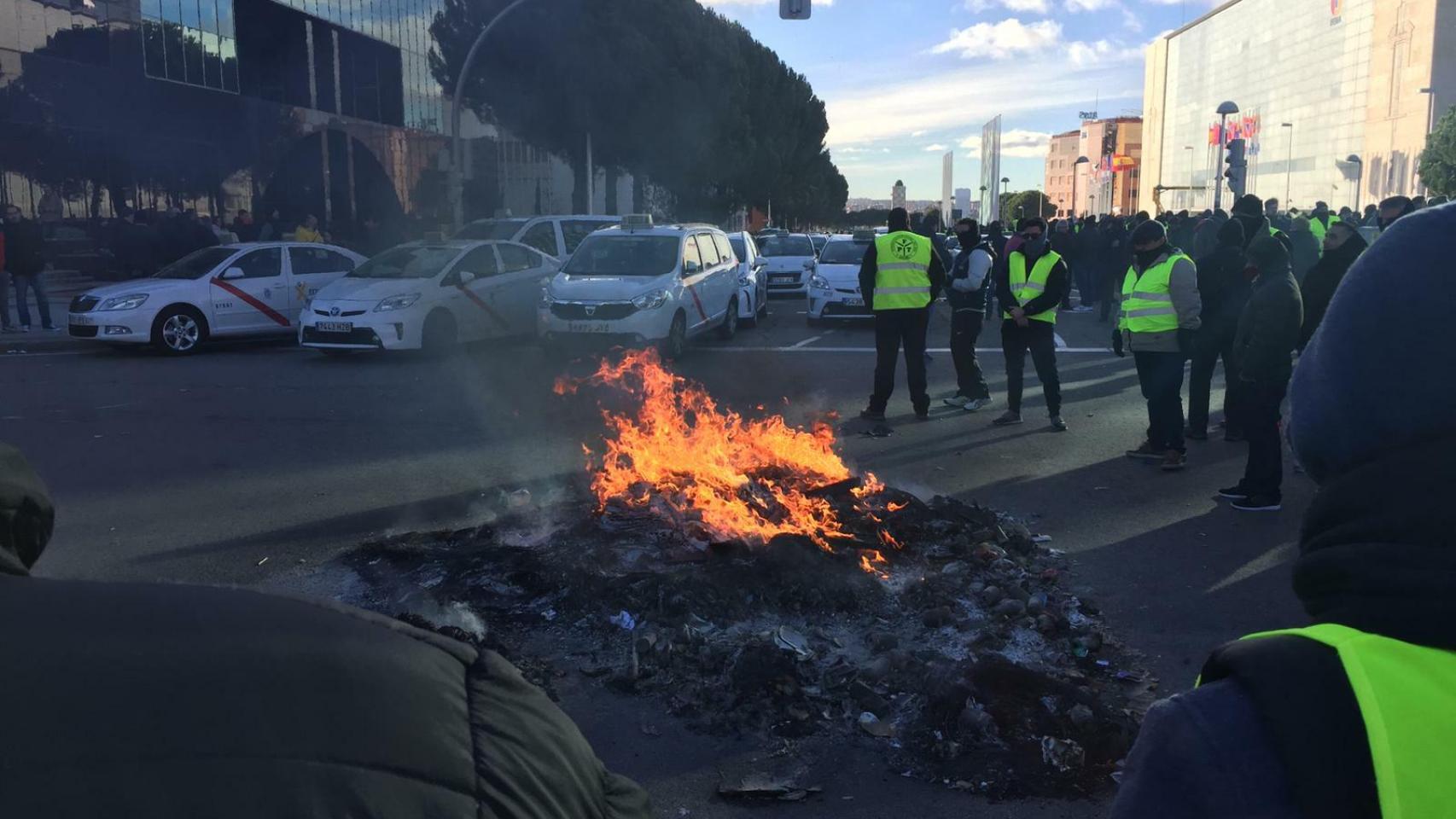 Taxistas de Madrid intentando bloquear el acceso a Fitur.