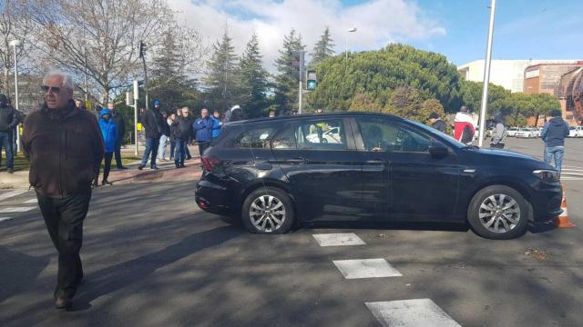 Un VTC con las ruedas pinchadas, por clavos en el suelo que han colocado los taxistas.
