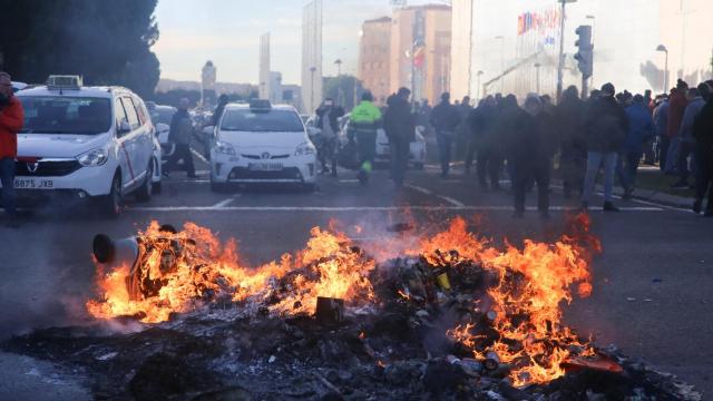 Taxistas se concentran en la entrada de Ifema y cortan el tráfico en la M-40.