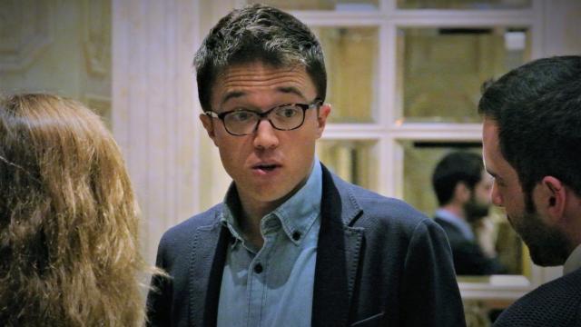 Íñigo Errejón repasa su discurso con parte de su equipo antes de un desayuno informativo.