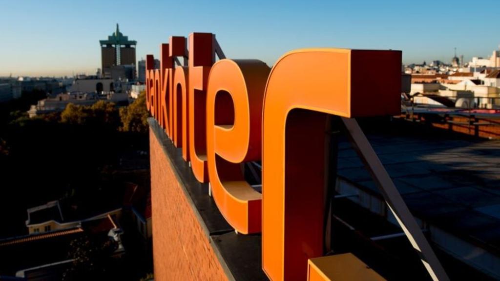 Logo de Bankinter en su sede de la Castellana.