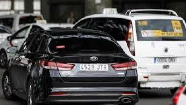 Una VTC y un Taxi en Madrid.