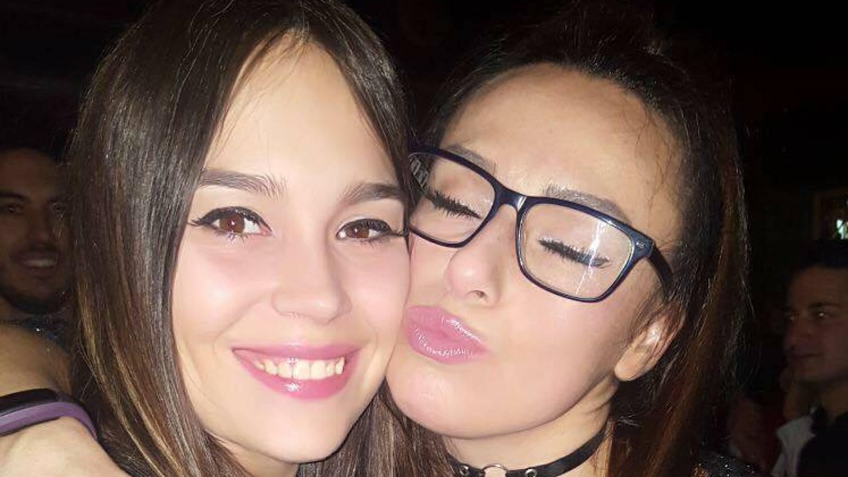 Miriam Vallejo, a la izquierda, junto a la amiga con la que vivía en Villanueva de la Torre.