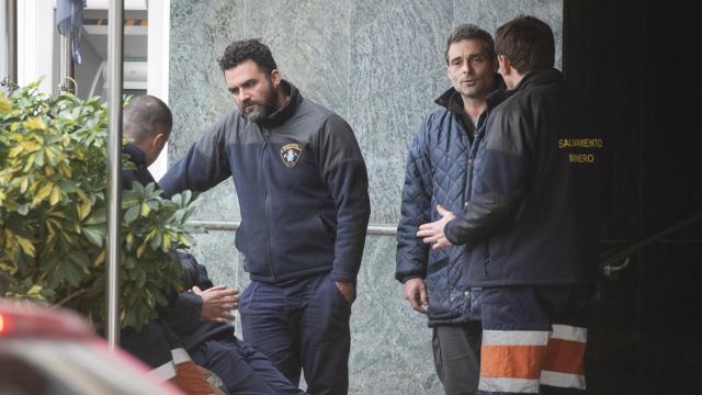 Miembros de la brigada de mineros que han de rescatar a Julen, a las puertas de su hotel la tarde de este miércoles.