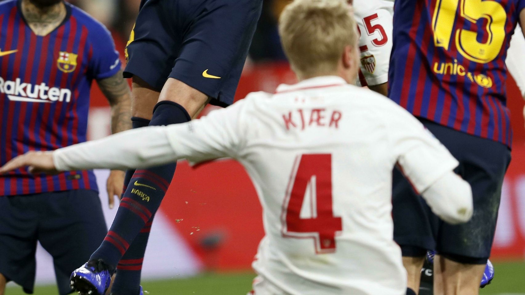 Pique pelea por un balón ante Mercado
