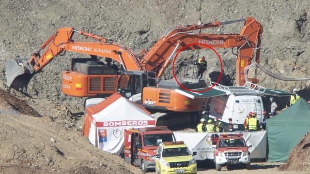Los operarios introducen en el pozo la jaula en la que han descendido los mineros