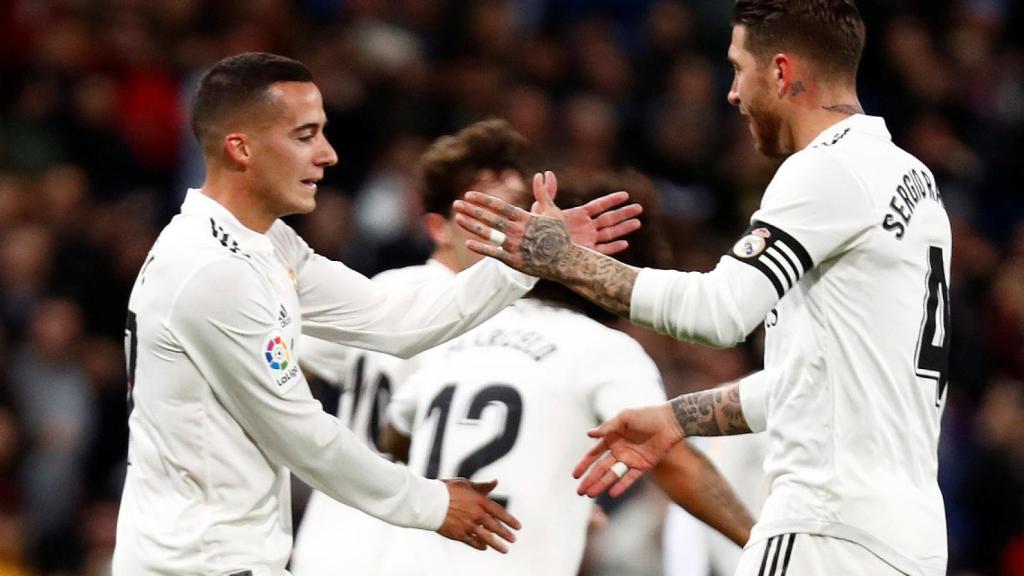 Lucas Vázquez celebra un gol con Sergio Ramos