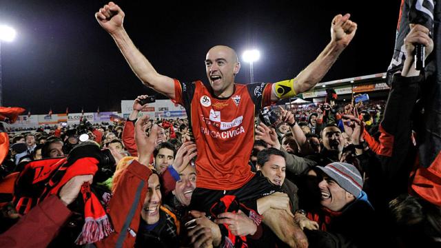 Pablo Infante, a hombros tras eliminar en cuartos de la Copa del Rey 2011/2012 al Espanyol