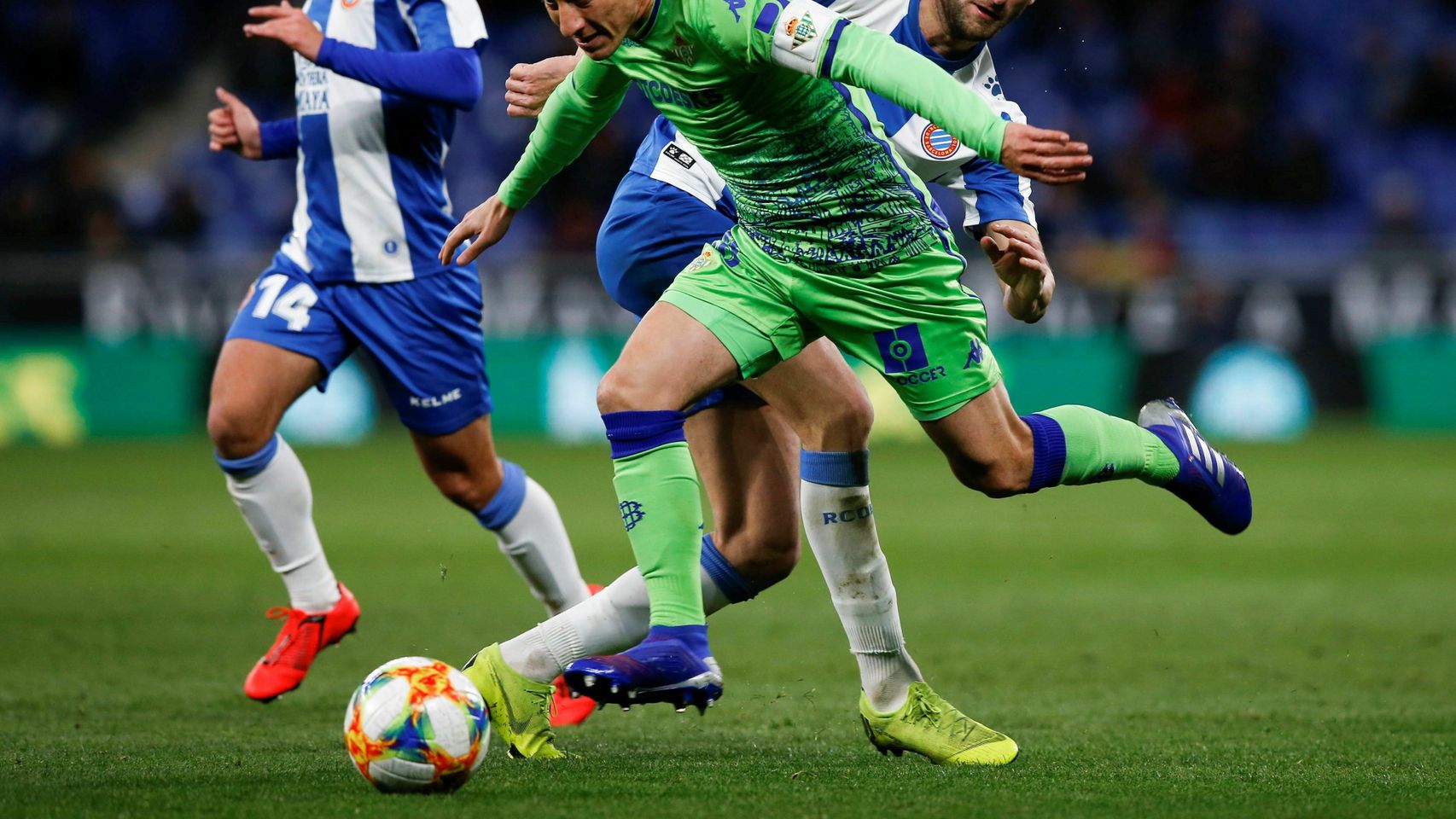 Leo Baptistao y Melendo tratan de robarle el balón a Guardado en el Espanyol - Betis de Copa del Rey