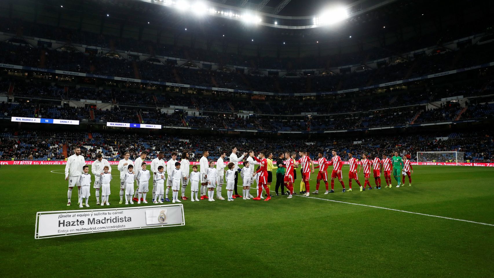 Los jugadores del Real Madrid y Girona se saludan antes del inicio del partido