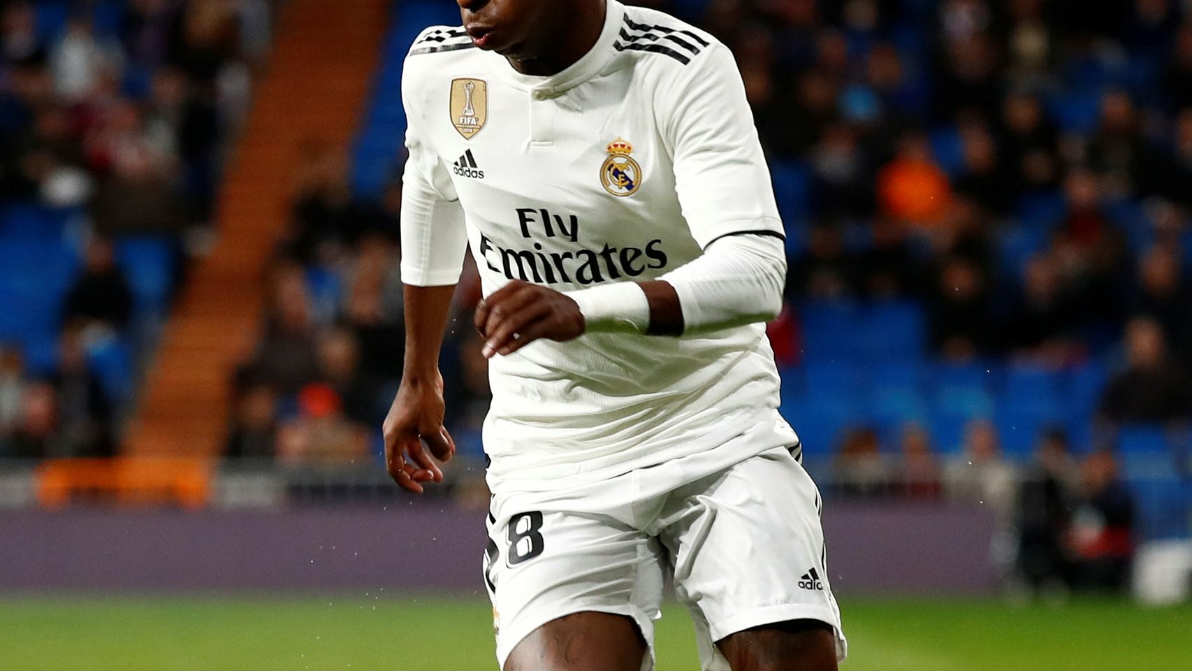 Vinicius, encarando a la defensa del Girona