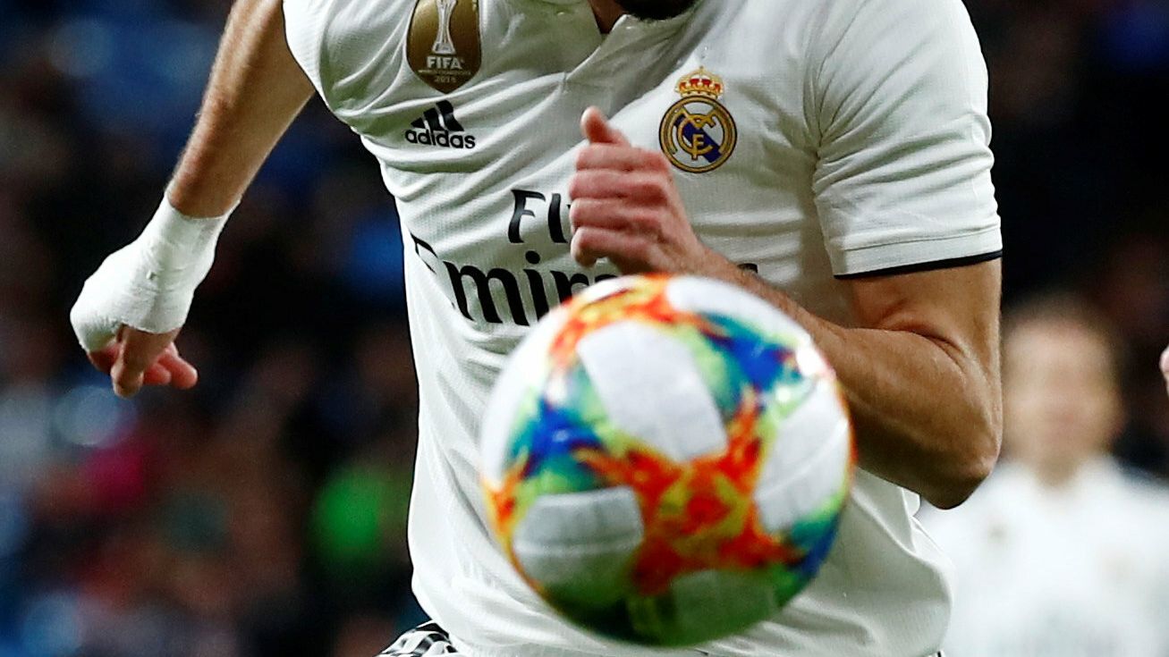 Karim Benzema corriendo tras el balón