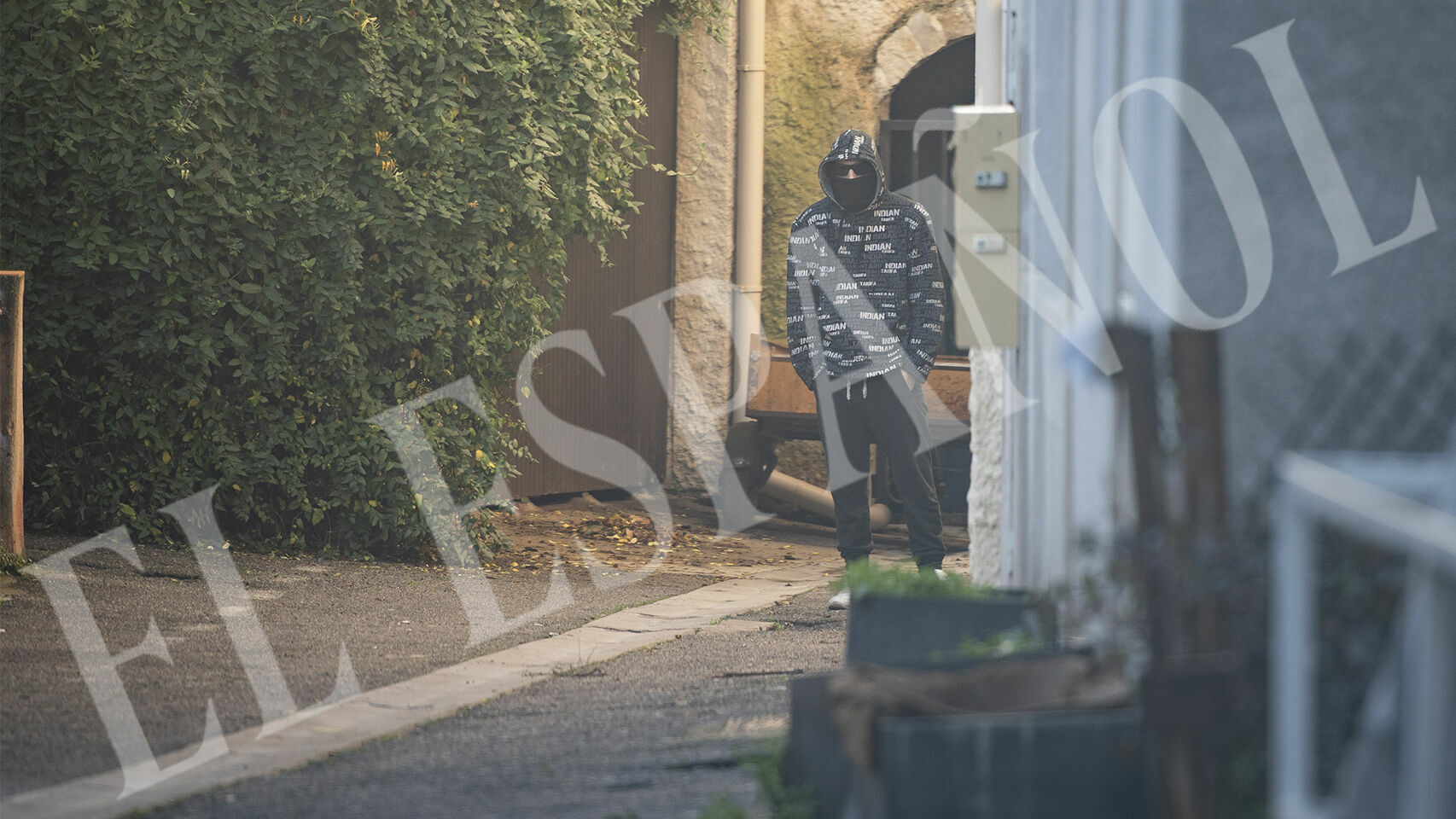 Francisco Javier García Javier García apenas se relaciona con los vecinos, que le conocen como ‘el español’. En esta imagen se ha percatado de la presencia de dos extraños dentro de un coche aparcado cerca de su casa. Son dos reporteros de este periódico.