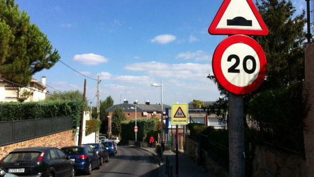 Señal de prohibición de circular a más de 20 km/h
