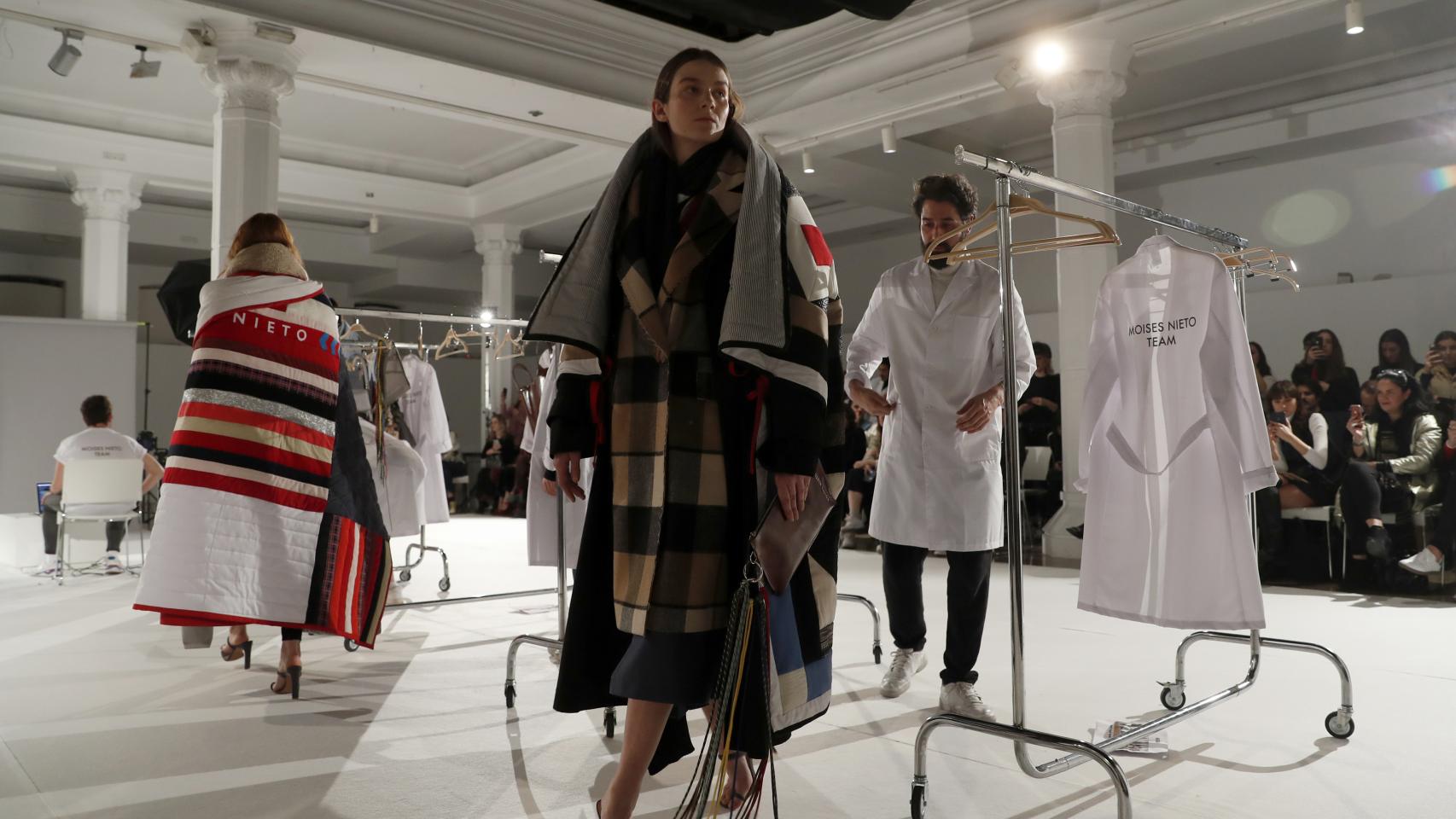 Moises Nieto ante alguna de sus modelos en el desfile.