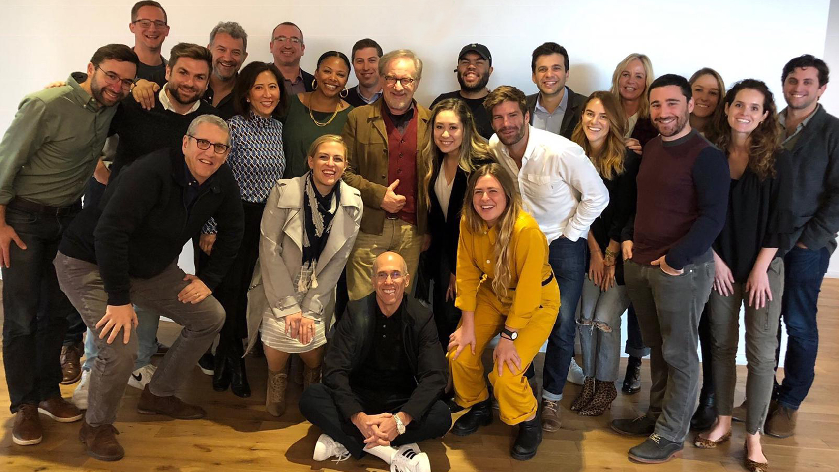 Parte del equipo de Quibi junto con Steven Spielberg.