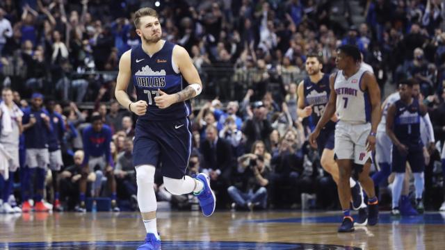 Luka Doncic celebra con los Dallas Mavericks