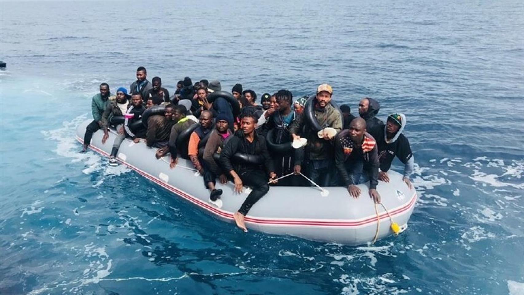 Una de las dos pateras rescatadas en el Mar de Alborán.