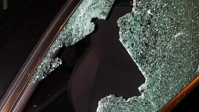 Cristal de una VTC destrozado tras un disparo en Madrid.