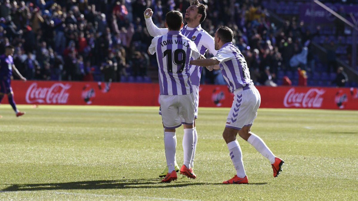 Los jugadores del Valladolid celebran el primer gol