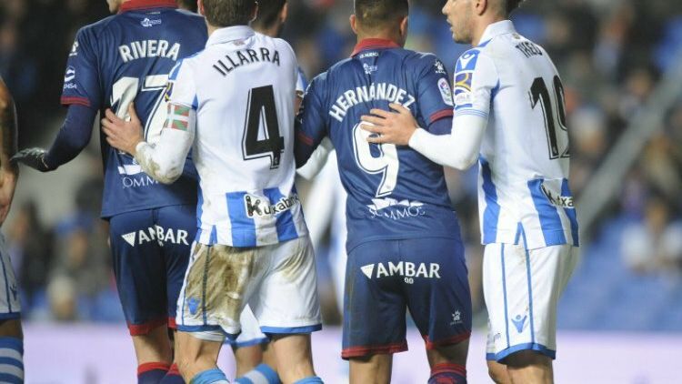 Los jugadores de Real Sociedad y Huesca