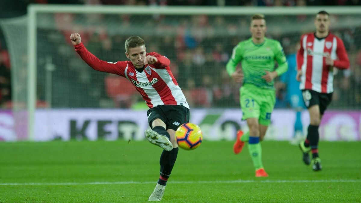 Muniain chuta en el Athletic - Betis. Foto: Twitter (@AthleticClub)