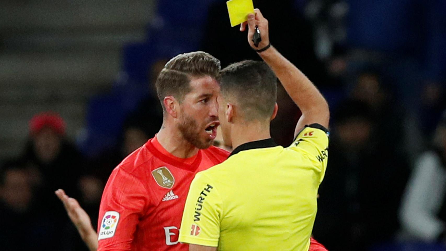 Gil Manzano muestra una tarjeta amarilla a Sergio Ramos
