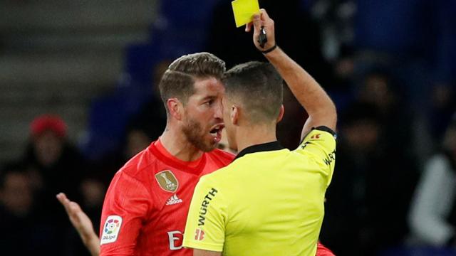 Gil Manzano muestra una tarjeta amarilla a Sergio Ramos