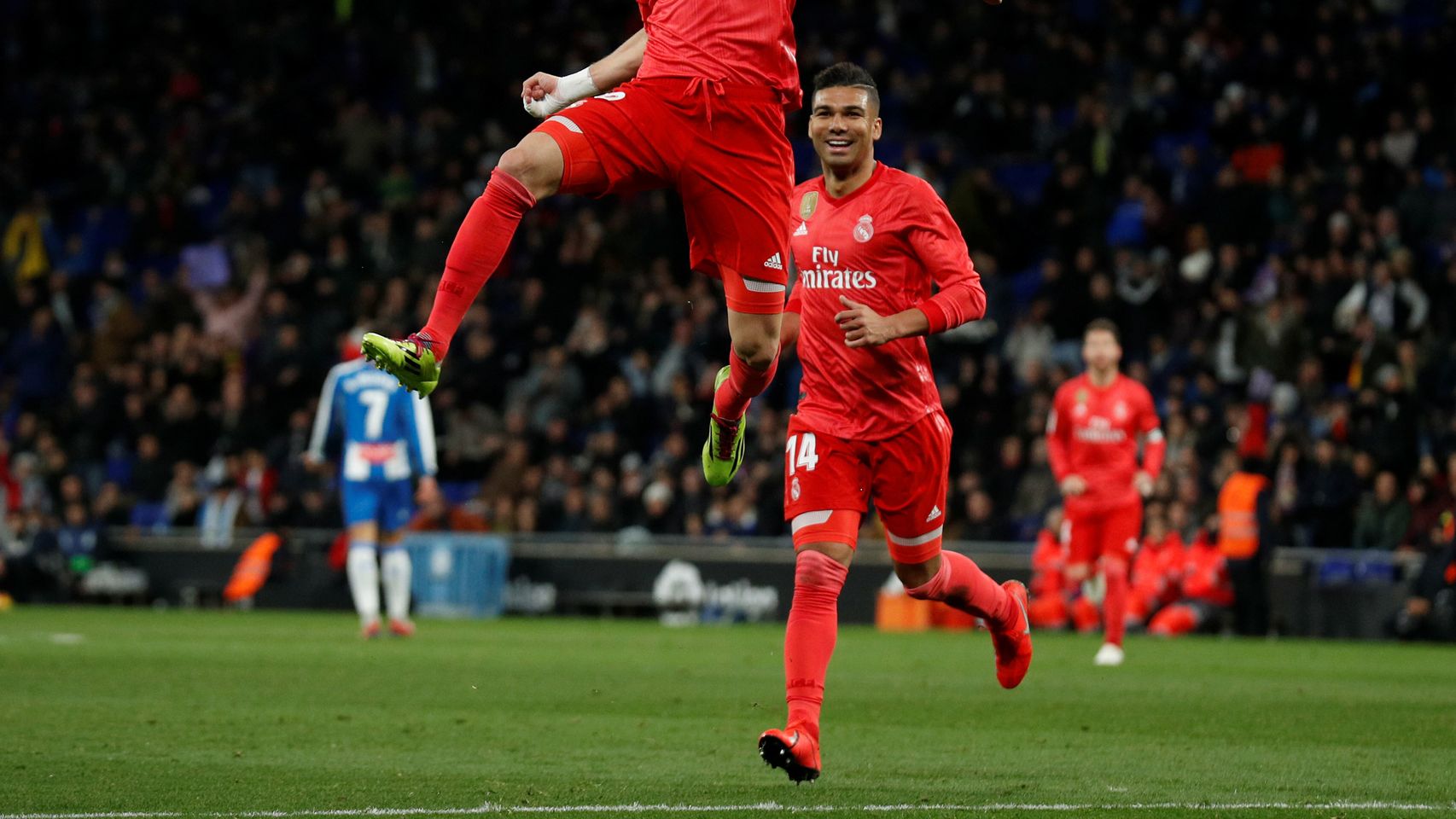 Karim Benzema celebra con Casemiro su segundo gol al Espanyol