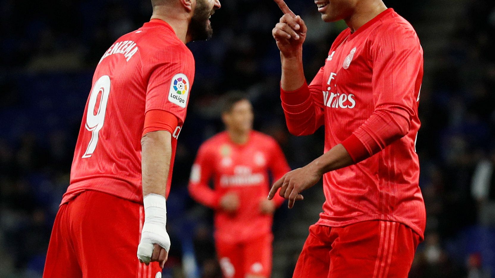 Karim Benzema celebra con Casemiro su segundo gol al Espanyol