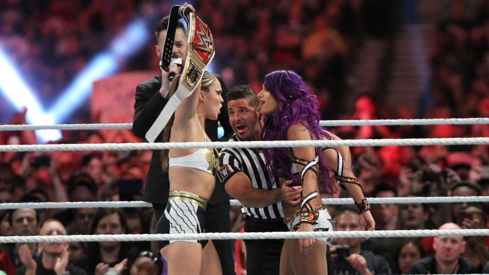 Ronda Rousey y Sasha Banks antes del combate entre ambas. Foto: wwe.com