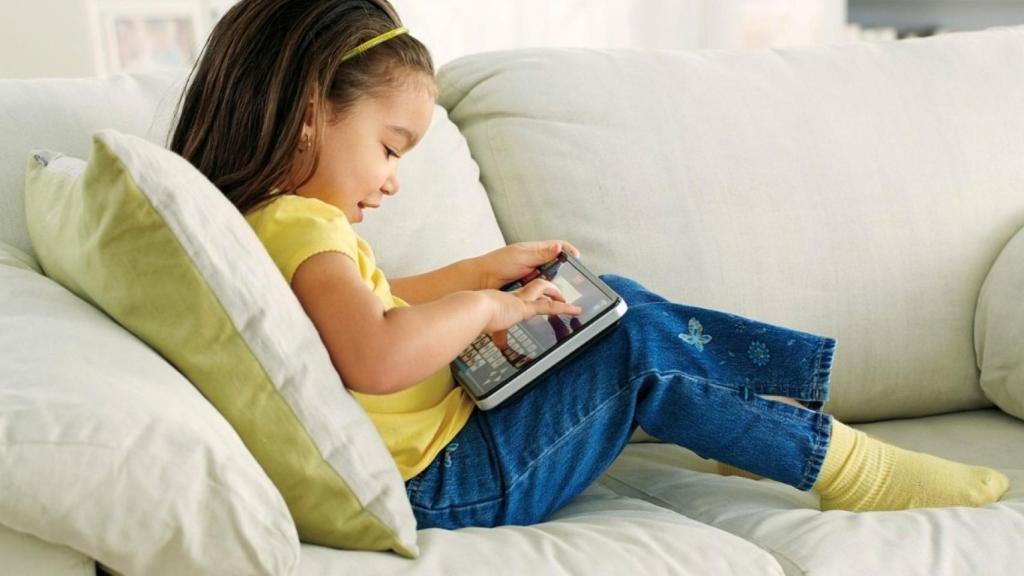 Niña usando una tablet