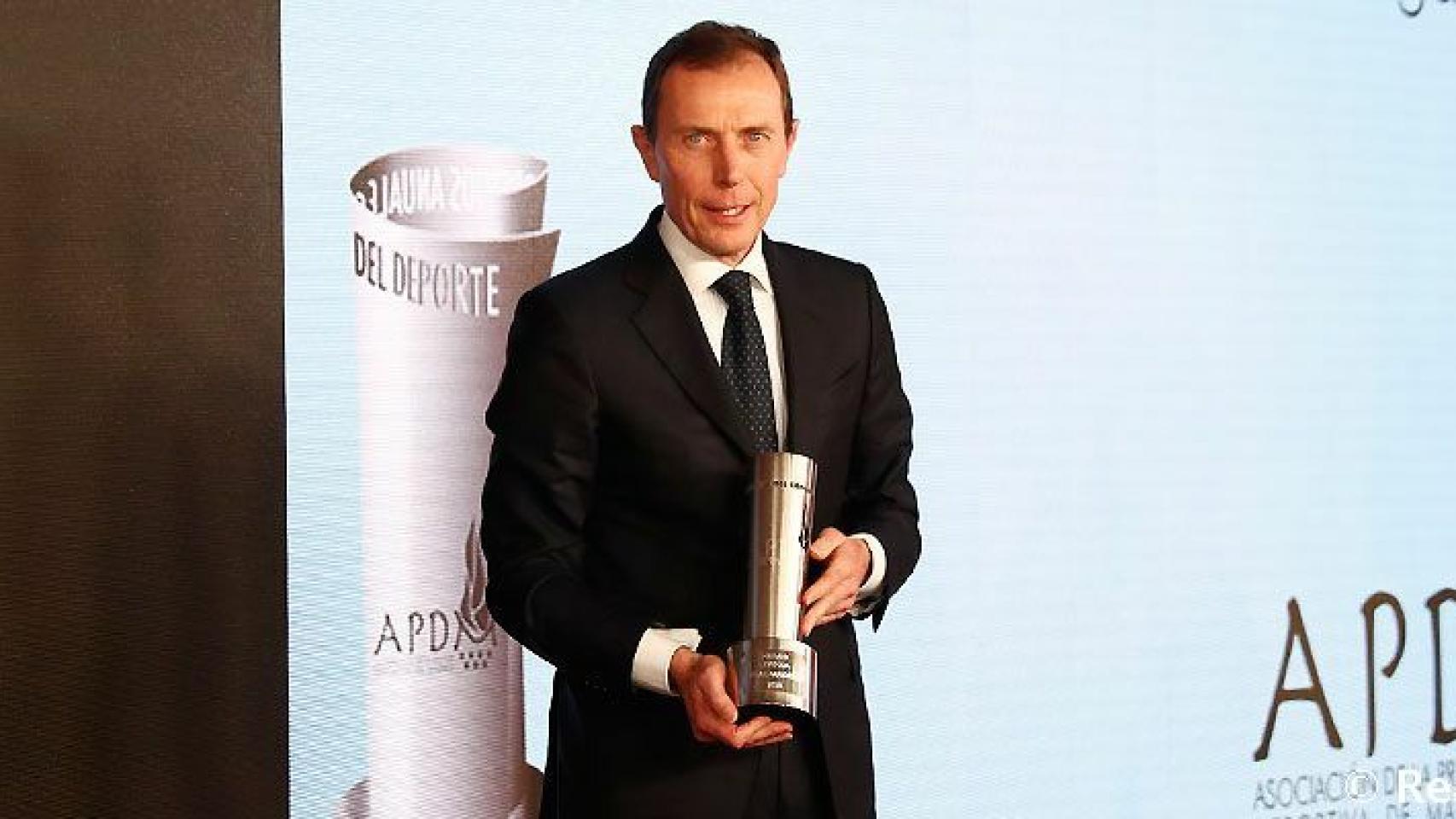 Emilio Butragueño, con el premio otorgado por la Asociación de Prensa Deportiva de Madrid al Real Madrid