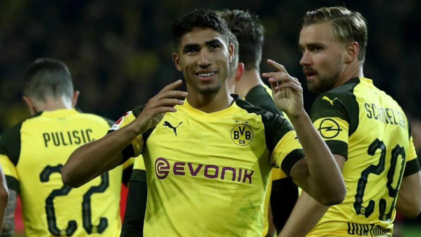 Achraf celebra un gol con el Dortmund