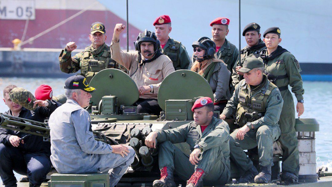 Nicolás Maduro llena sus redes sociales de fotografías con militares.