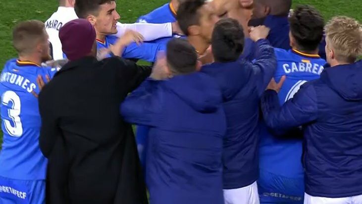 Tangana final entre los jugadores del Getafe y el Valencia. Foto: Twitter. (@elchiringuitotv)
