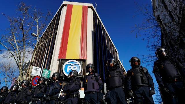 Antidisturbios en la sede del PP el pasado lunes.