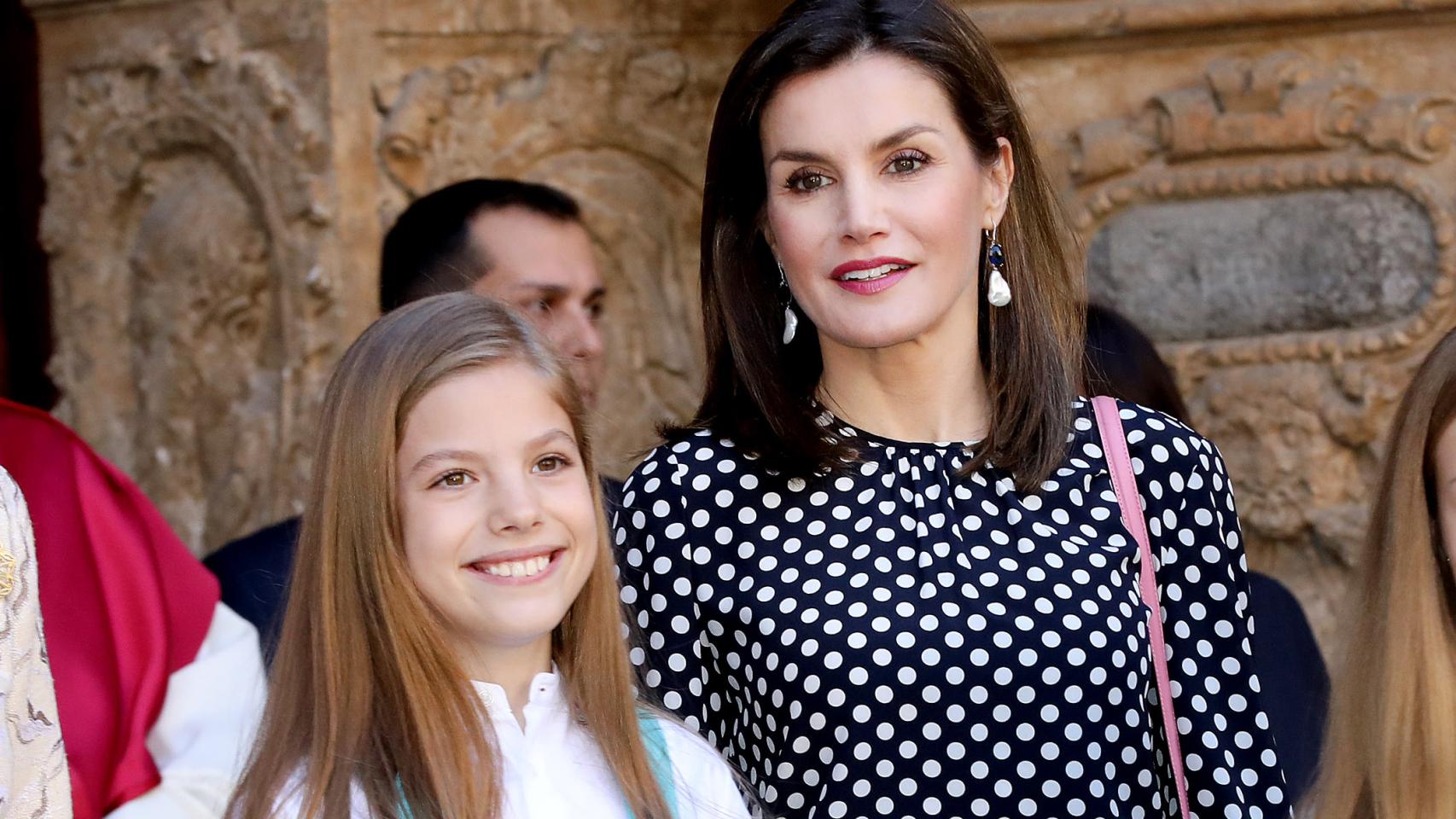 La reina Letizia y la infanta Sofía a las puertas de la catedral de Palma.