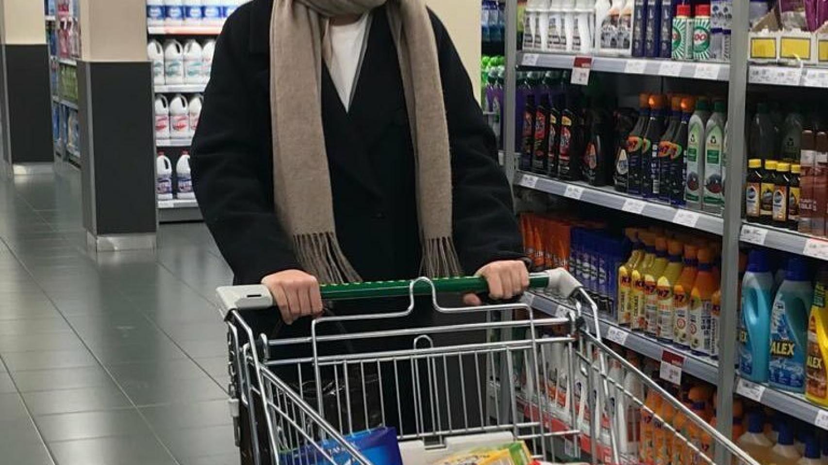 Amaia, haciendo una gran compra en un supermercado 'low cost'.