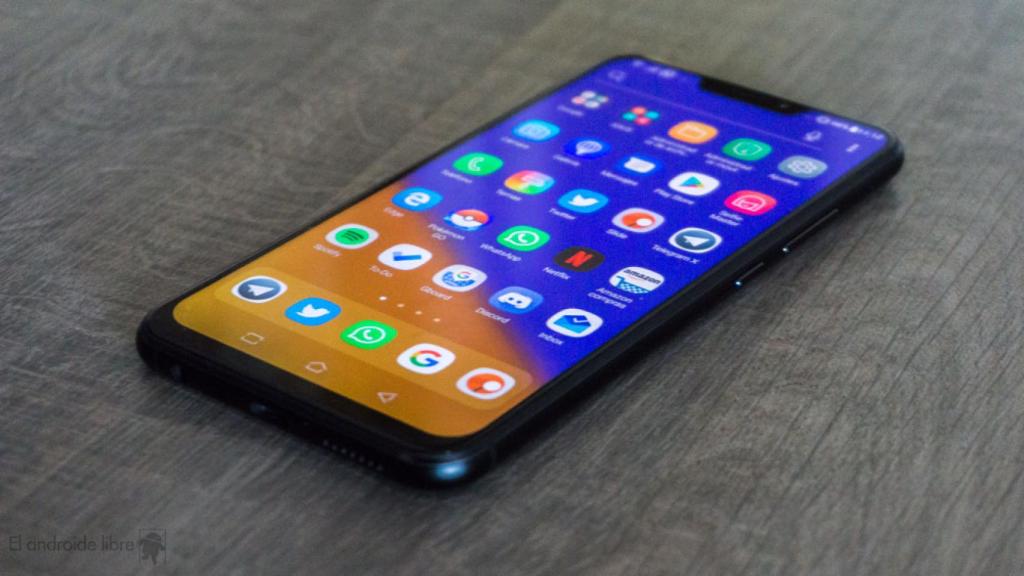 Móvil Android con box de aplicaciones abierto