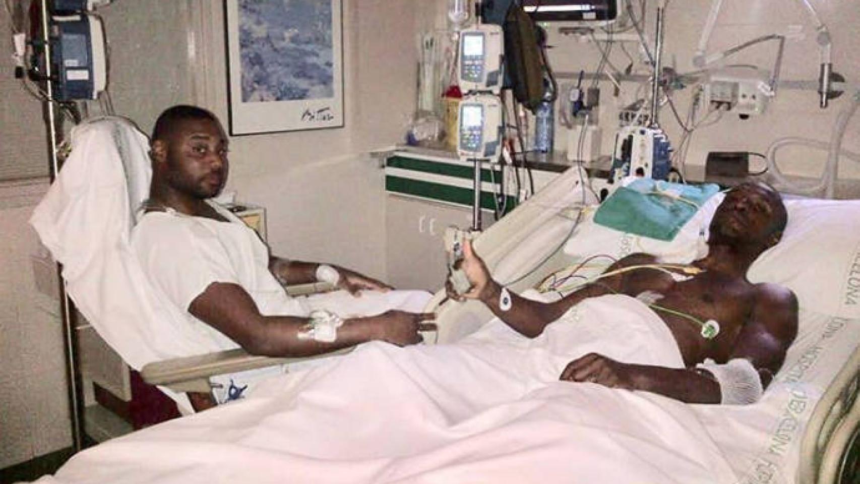 Abidal y su donante poco después de la operación
