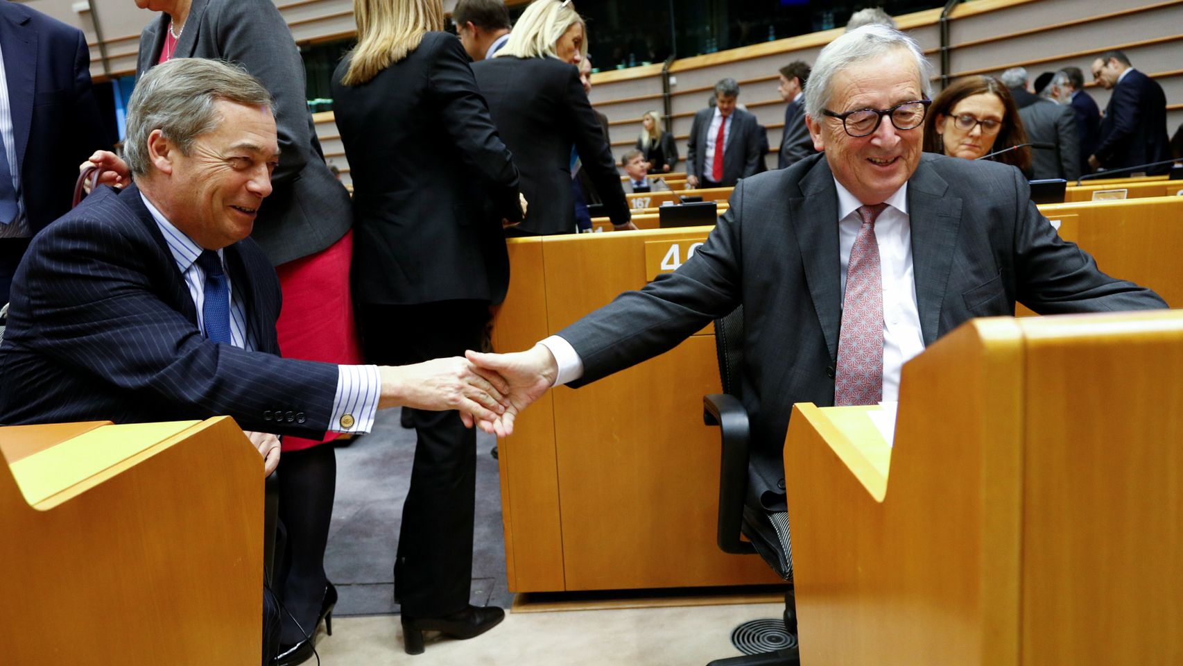 Juncker saluda al euroescéptico Nigel Farage en la Eurocámara