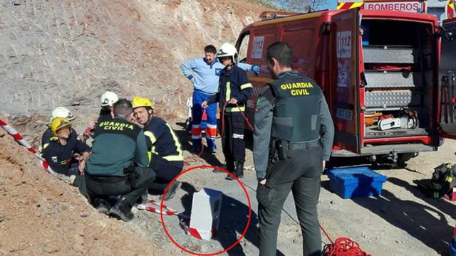 Imagen de los primeros días del operativo de rescate a Julen, donde se advierte un ladrillo.