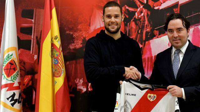 Mario Suárez, posa con su nueva camiseta. Twitter: (@RayoVallecano)