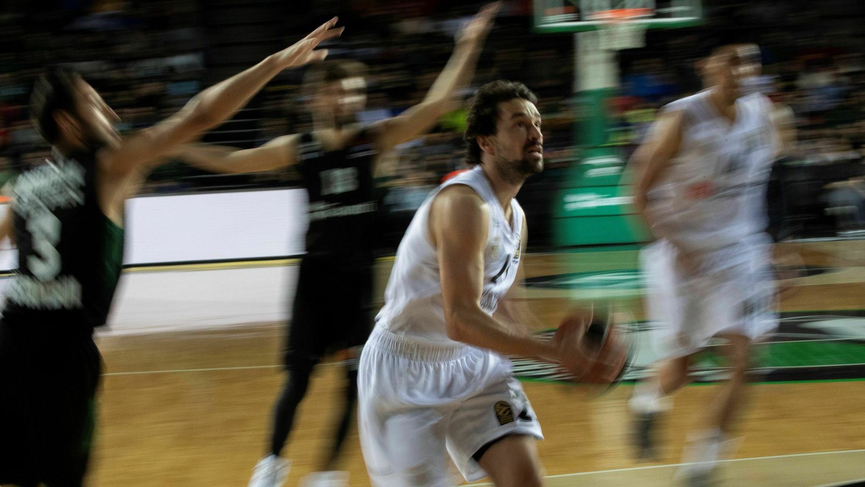 Sergio Llull entra a canasta con mucha velocidad
